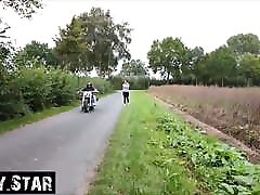 młody biegacz holowany przez motocykl