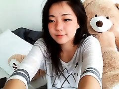 rasée milf asiatique éjacule tout en se masturbant sur webcam