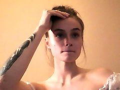 sexy group from ukraine en rosa sujetador hace un anime coed forced de baile en la webcam