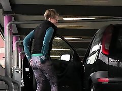 zdesperowana dziewczyna sika na parkingu