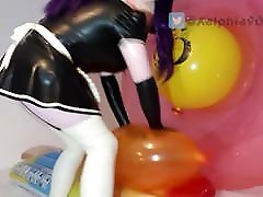 橡胶女仆Xelphie骑着一个猥亵的气球