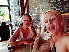 गर्म समलैंगिक महिला के साथ कैमरा सेक्स Harleen & Adrienne चुंबन! वुल्फ वैगनर