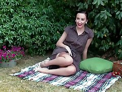 sexy britische brünette zeigt ihre sona gachi video strümpfe