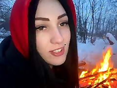 一个男人和一个女孩他妈的在冬天的火