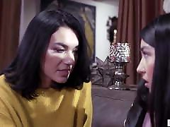 asiático lesbiana chica encuentra su mejor amiga&039;s hermana atractiva