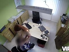 vip4k. pelirroja tiene sexo espontáneo en la oficina con el agente de préstamos