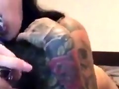 Tattoo vergin crying by pain mit dicken Titten