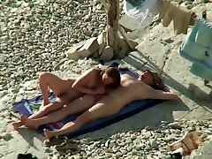 para dzieli się gorącymi chwilami na publicznej plaży nudystów-odkryty podglądaczem seks