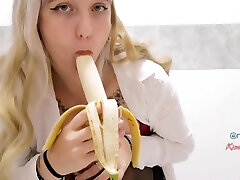 fuß-fetisch mit saugen banane