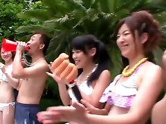 salvaje japonesa fiesta en la piscina con un montón de chorros