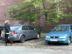kucanie między zaparkowanymi samochodami do sikania w miejscach publicznych
