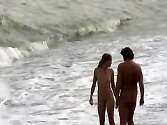 完全赤裸裸的少年上的间谍的海滩