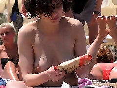 красотка брюнетка девушка топлесс пляж вуайерист публичные обнаженные сиськи