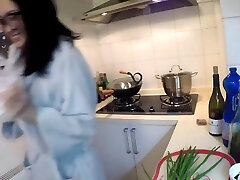 The cocks shooting full drassing girl N 8 shawar sister and Cooking Class 性故事n.8