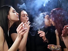Smoking Kisses Party With 4 Girls