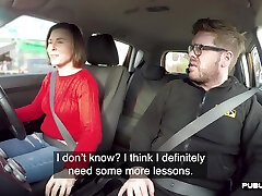 摩洛伊斯兰解放阵线Pussyfucked在车上通过她的驾驶教练