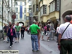 Nackt redhead hat Spaß im öffentlichen Straßen