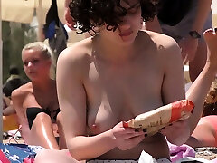 Beauty Brunette lass Topless Beach Voyeur Public mature seks com nice b