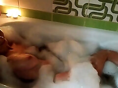 couple amateur a des relations sexuelles romantiques dans la salle de bain avec des bougies