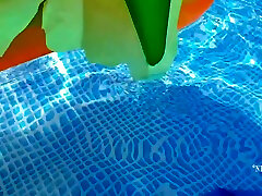 nippleringlover geile milf bräunt sich nackt im pool riesige ringe in gepiercten schamlippen und gepiercten brustwarzen
