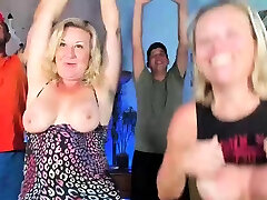 Blonde MILF with Big Boobs Playing Cam boso sa naliligo magandang dalagita.. rilaty kings party