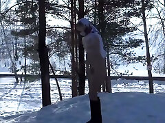 सर्दियों में सड़क पर बालों बिल्ली का संकलन गोल्डन शावर। सफेद बर्फ पर मूत्र के साथ शौकिया बुत । 10 मिनट
