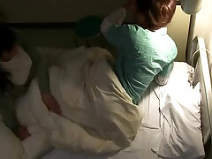 dojrzała pielęgniarka na nocnej zmianie-sfrustrowana pielęgniarka wchodzi w ciepło w środku nocy z wyprostowanymi kutasami!-5