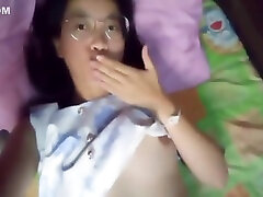 fille mignonne asiatique seule à la maison 312