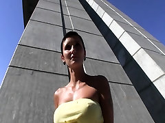 Sexy Tschechische Mädchen mit einem perfekten Körper ist, bezahlt für sex in der öffentlichkeit