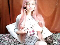 niñera cachonda de pelo rosa se masturba en la webcam