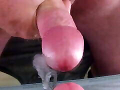 брызги спермы из подвешенного папиного мешка с мячом в раздевалке