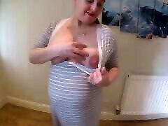 esposa embarazada hace striptease en vestido de maternidad