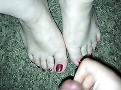 éjaculation sur les orteils rouges scintillants éjaculation sur les pieds