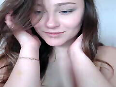 une belle fille russe montre son corps sexy sur webcam