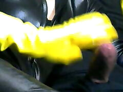 une femme qui fume avec des gants en caoutchouc jaune me rend fou