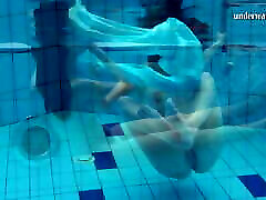 piyavka chehova, une adolescente aux gros seins naturels, nage nue