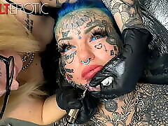 la bombe australienne amber luke se fait tatouer le menton