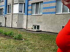 rosyjska dziewczyna robi loda przy wejściu