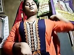 hindu ladkiya selfie banate hue tette desi hindu ladki