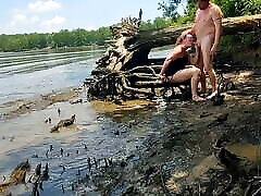 femme chaude au cul épais creampied baise dans la boue