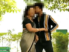 шалость с поцелуями в индийском сари видео