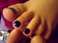 playing with gf’s camfrog show indo fuck praty feet and toes, foot massage