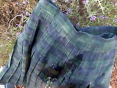 pisse sur une jupe tartan verte 3