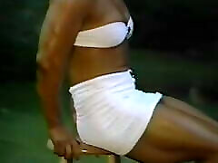 joanne mccartney - taka seksowna biała spódniczka mini, na trawie