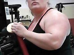 عضلات بزرگ برای زنان است. انا کوندا بلند کردن اجسام سنگین در ورزشگاه