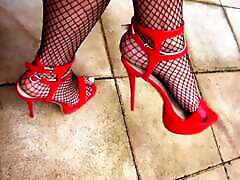 लाल गर्म हूकर जूते चित्रित नाखून