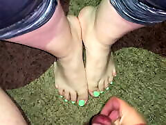 belle éjaculation sur les pieds sexy de mes copines salopes.amateur