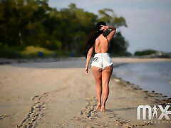 Super golden shower desi Model Kirsten On The Beach – Mad Curves