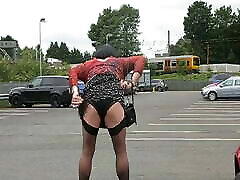 Out flashing sexxx oll family in a car park