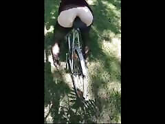 dziewczyna pieprzy jej tyłek z rowerem